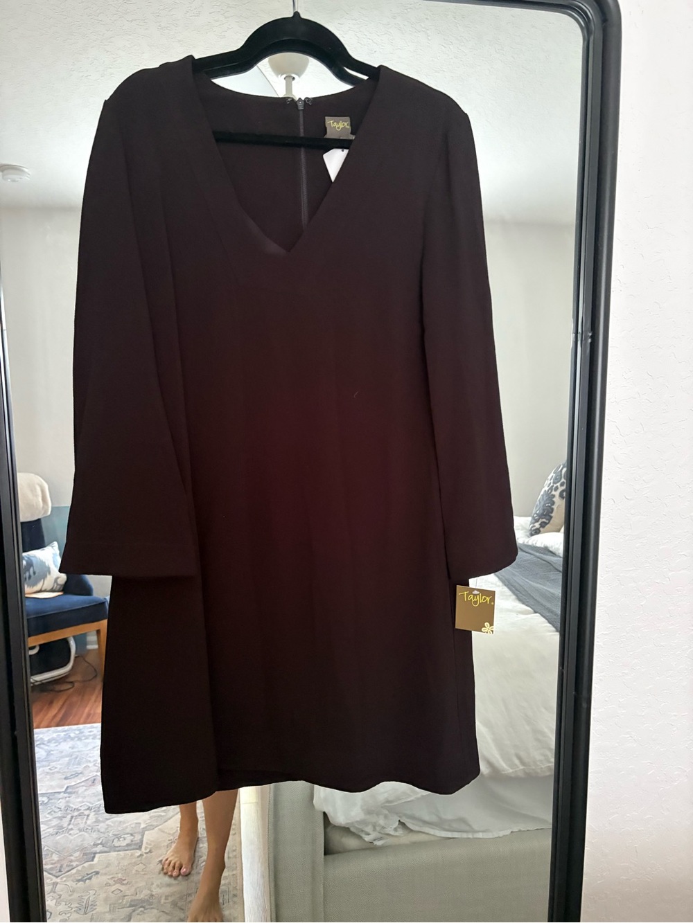 Taylor Long Sleeve V-Neck Shift Dress in Black